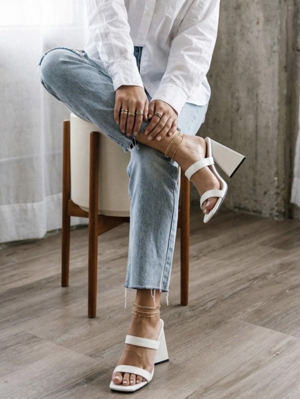 Classic Light Wash Women Jeans - White Heels WORN ONCE